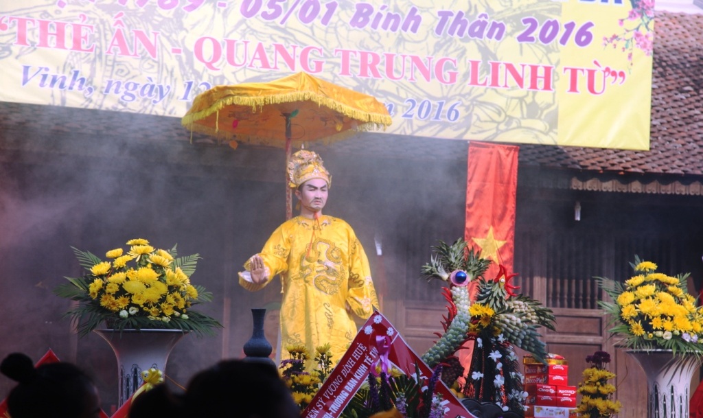 Hàng ngàn người xếp hàng nhận thẻ ấn Quang Trung Linh Tự - 8 Hàng ngàn người xếp hàng nhận thẻ ấn Quang Trung Linh Tự - 8