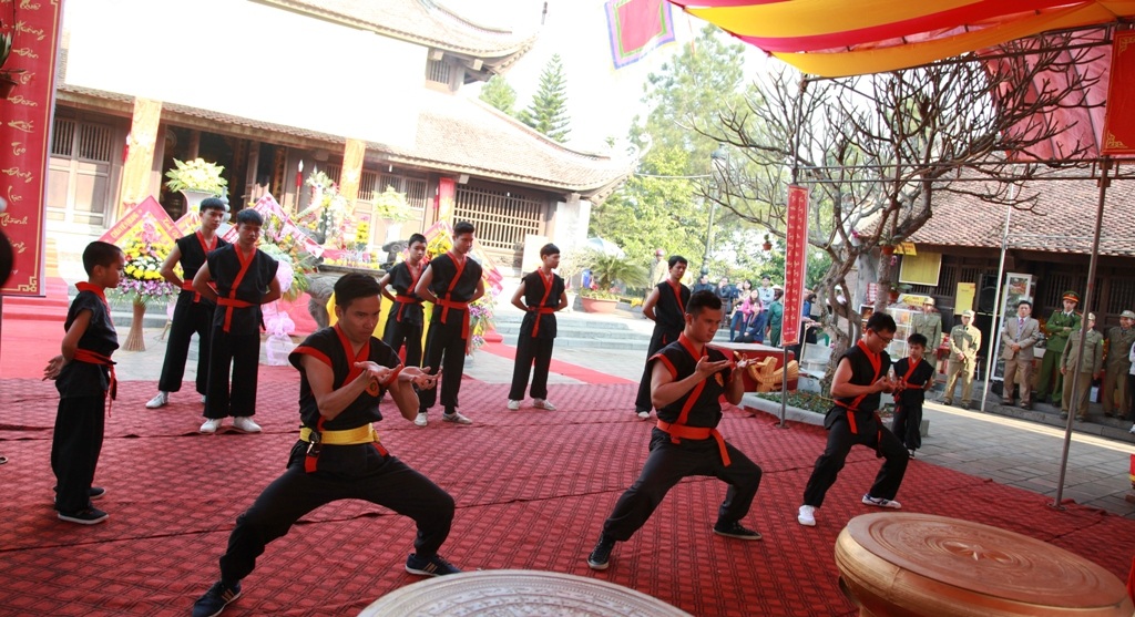 Hàng ngàn người xếp hàng nhận thẻ ấn Quang Trung Linh Tự - 4
Tiết mục biểu diễn võ thuật không thể thiếu ở lễ kỷ niệm.
