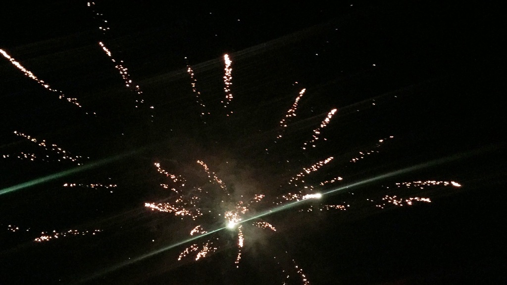 Bất chấp lệnh cấm, pháo vẫn nổ râm ran - 3