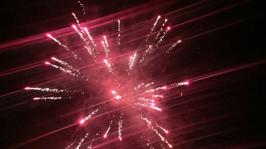 Bất chấp lệnh cấm, pháo vẫn nổ râm ran - 9