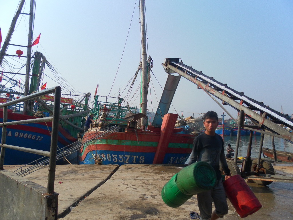 Một ngư dân xách can đi mua dầu chuẩn bị cho chuyến ra khơi đầu năm.