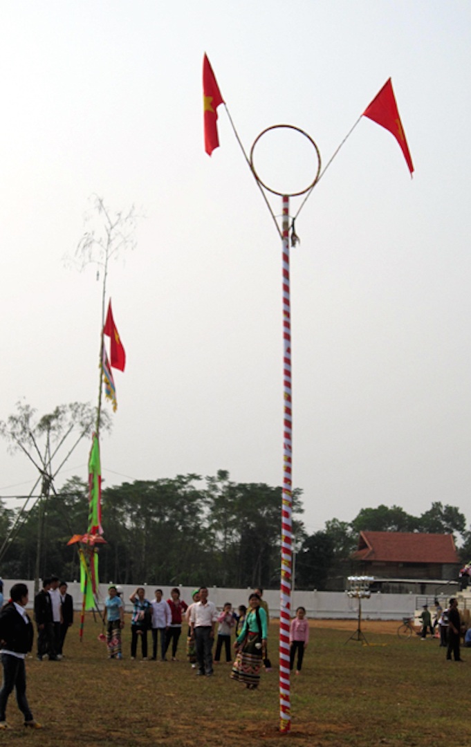 Quả còn được người chơi ném qua một vòng tròn được đặt trên thân cây cao hơn 5m.