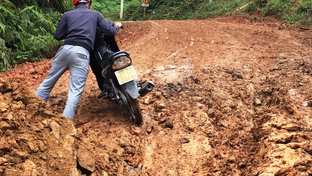 Bài 1: Đường biên giới Nậm Càn - Na Ngoi nát như tương - 4 Có đoạn phải dắt bộ, cài số 1.