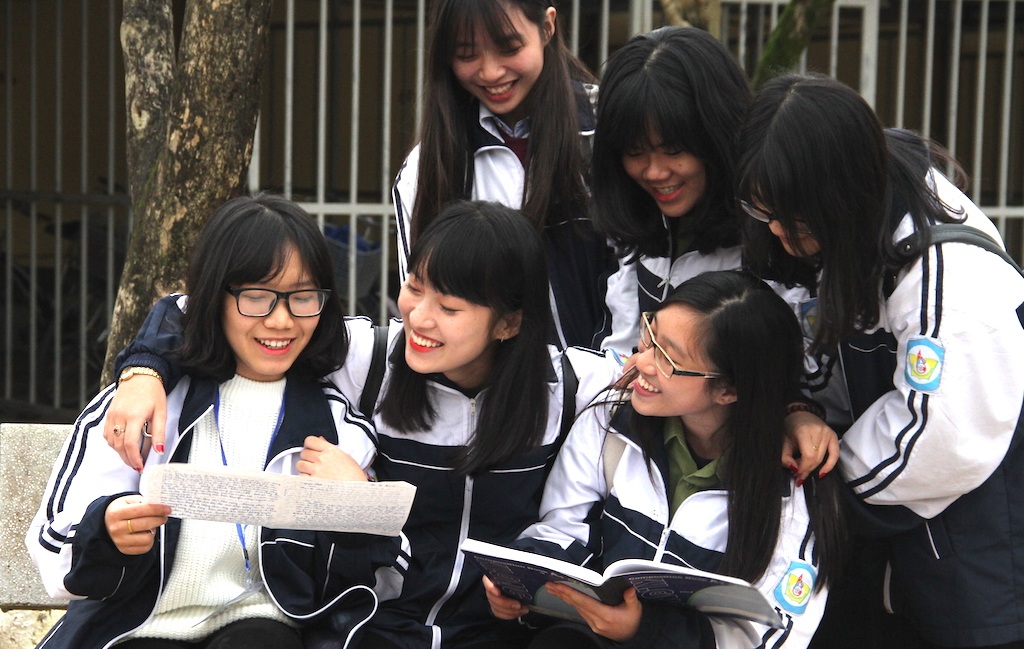 Khánh Vy và bạn bè sau mỗi giờ học luôn có cách giải trí, giúp nhau tìm hiểu bài sâu sắc hơn.