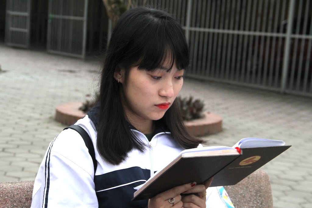 Với Khánh Vy dù được chọn vào một trường ĐH tại Hà Nội, nhưng em vẫn tiếp tục ôn thì và thi vào hai trường khác để thử sức mình.