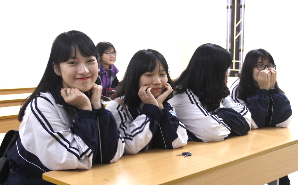 Trong lớp, Khánh Vy vẫn luôn là nữ sinh vui vẻ, hòa nhã với bạn bè và thật đáng yêu.