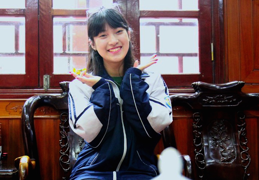 Ở nhà, Khánh Vy luôn vui vẻ, pha trò trong những trò chơi trên truyền hình.