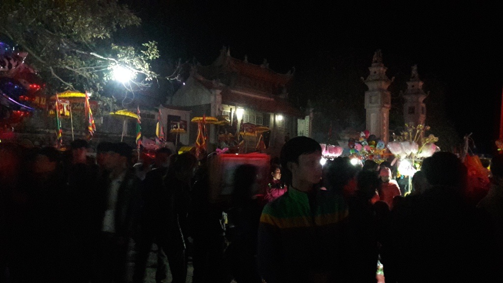 Ngàn người chen chân dự đêm khai hội đền Cờn - 3 Ngàn người chen chân dự đêm khai hội đền Cờn - 3