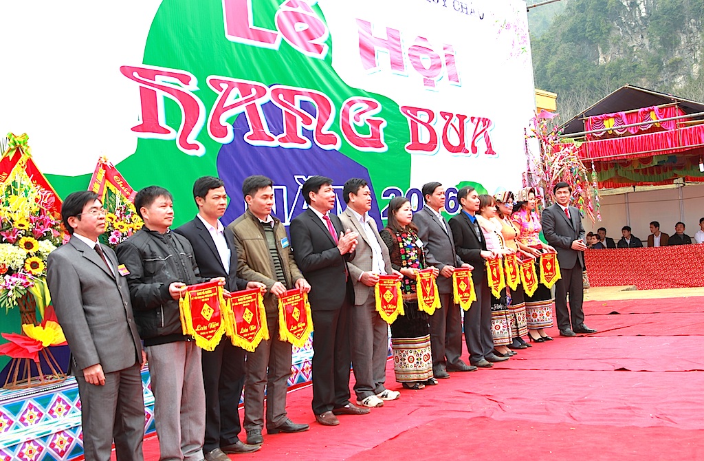 Tưng bừng ngày hội “Huyền thoại miền đất cổ” - 3 Ban tổ chức trao cờ lưu niệm cho các đội tham dự lễ.