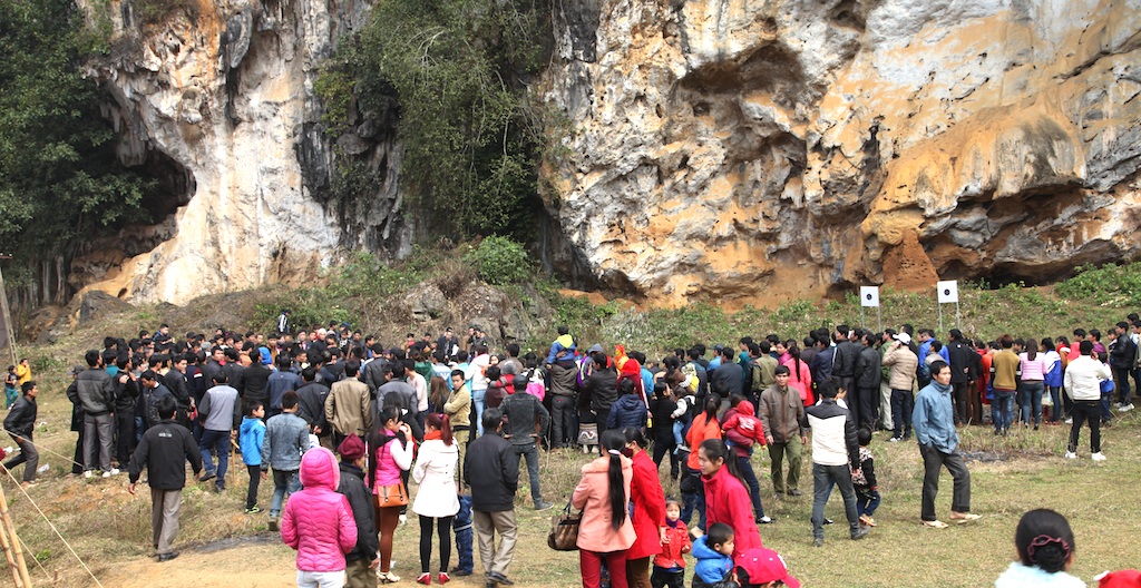 Tưng bừng ngày hội “Huyền thoại miền đất cổ” - 17 Đông đảo người dân xem thi bắn nỏ.