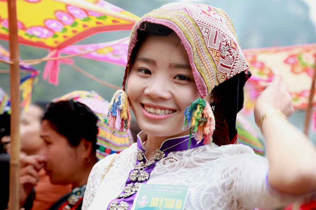 Tưng bừng ngày hội “Huyền thoại miền đất cổ” - 6 Thiếu nữ Thái trong bộ trang phục rực rỡ ở lễ hội.