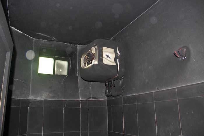 Người đàn ông tự thiêu cùng cháu bé 6 tuổi trong nhà nghỉ - 1
Trong phòng tắm, bình nóng lạnh cháy đen.