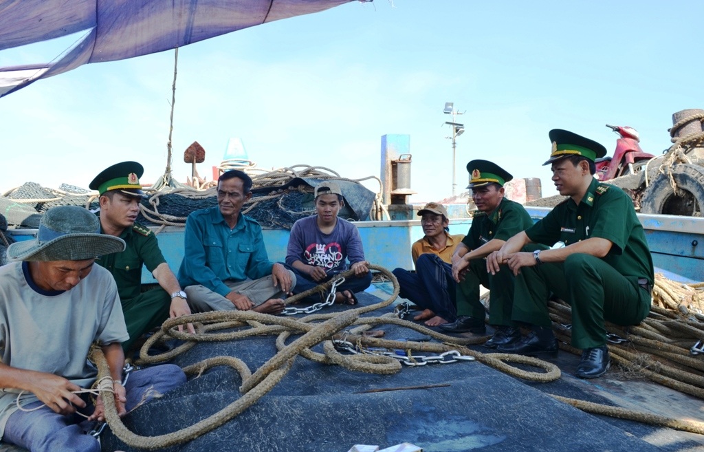 BĐBP Nghệ An luôn gần gũi thông tin, tuyên truyền cho bà con ngư dân về chủ quyền biển, đảo Tổ quốc.