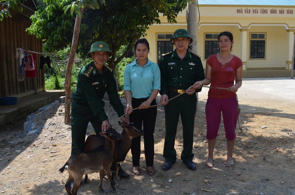 Đồn BP Tam Hợp, BĐBP Nghệ An tặng dê giống cho hộ nghèo xã Tam Hợp, huyện Tương Dương.