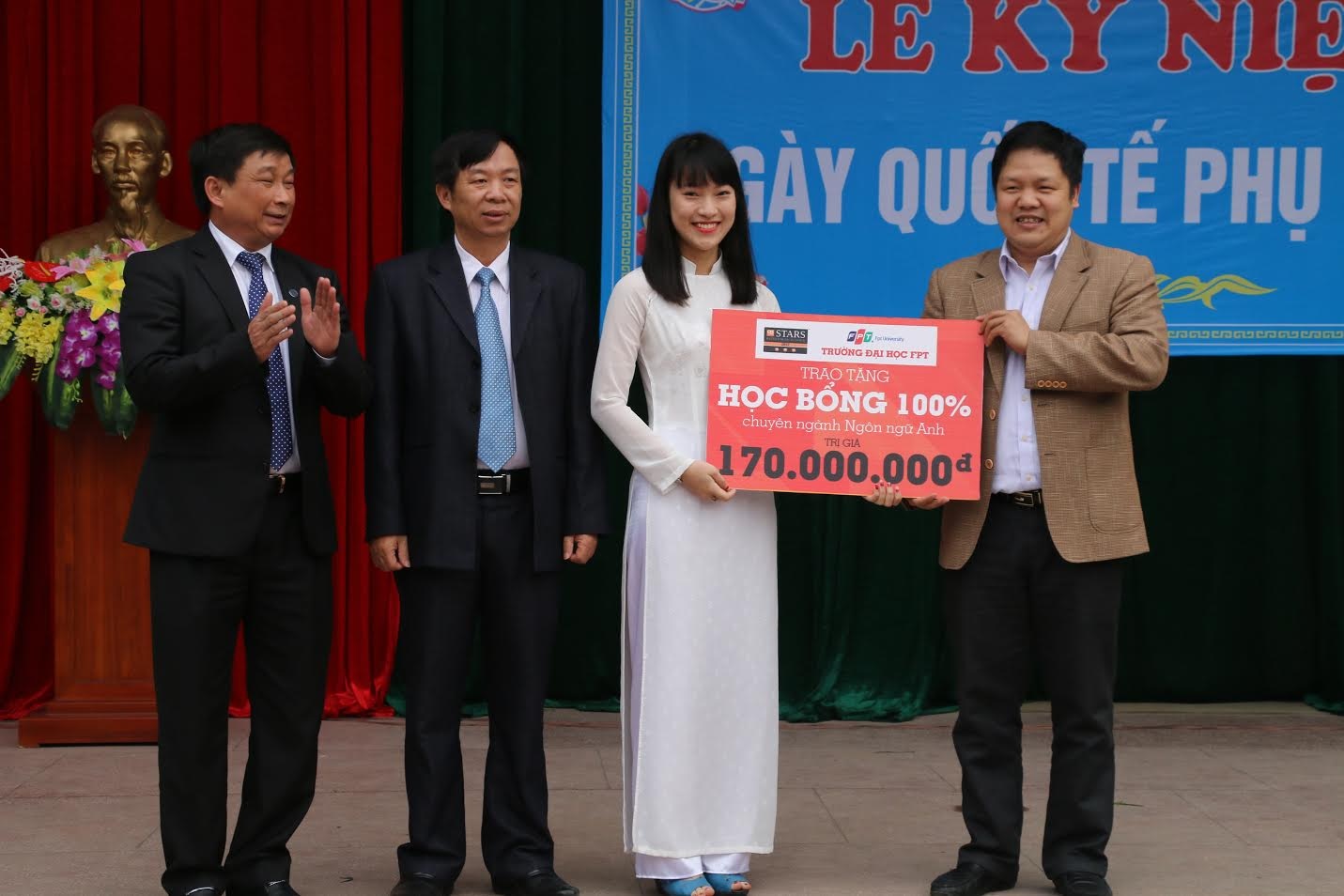 "Nữ sinh nói 7 thứ tiếng" được trao học bổng toàn phần - 1 Trần Khánh Vy là học sinh đầu tiên nhận học bổng 100% của Trường Đại học FPT trong năm 2016.