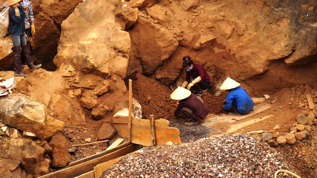 Những phận gái còng lưng mưu sinh ở vùng nguy hiểm - 1
Mưu sinh tìm quặng dưới những hốc đá lớn và mối nguy cơ tiềm ẩn đá rơi là rất cao.