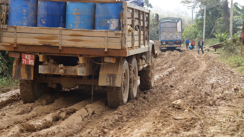 Bài 2: Xe chở gỗ Lào "bức tử" cung đường biên giới - 10 Bài 2: Xe chở gỗ Lào "bức tử" cung đường biên giới - 10