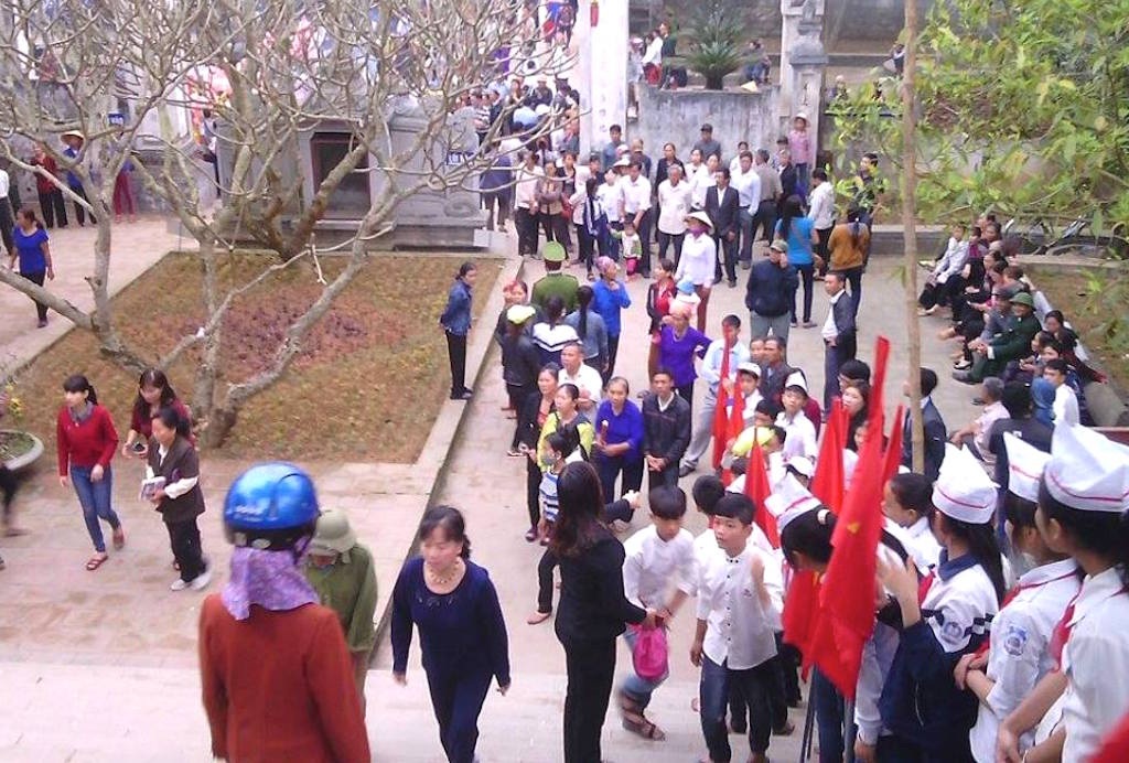 Đền Cuông - cội nguồn truyền thuyết An Dương Vương - 2 Hàng vạn du khách thập phương về tham dự lễ hội.