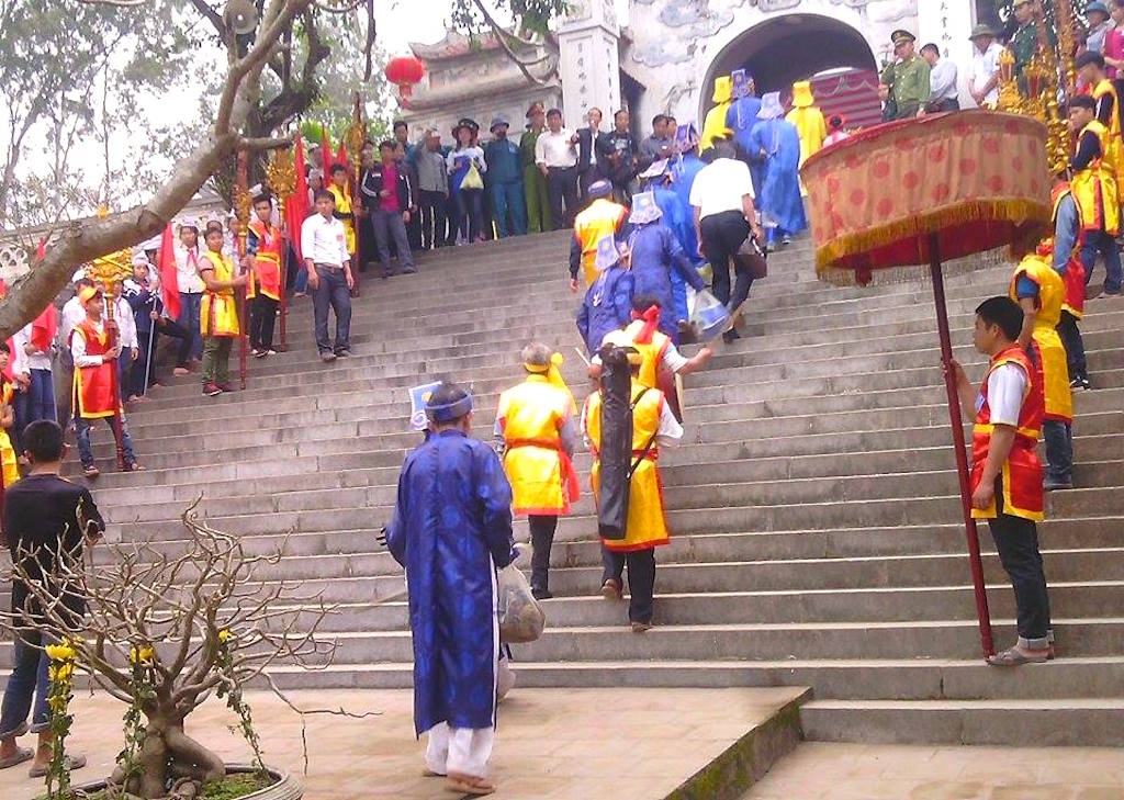 Đền Cuông - cội nguồn truyền thuyết An Dương Vương - 1 Ban tổ chức làm lễ trong Hội Đền Cuông.