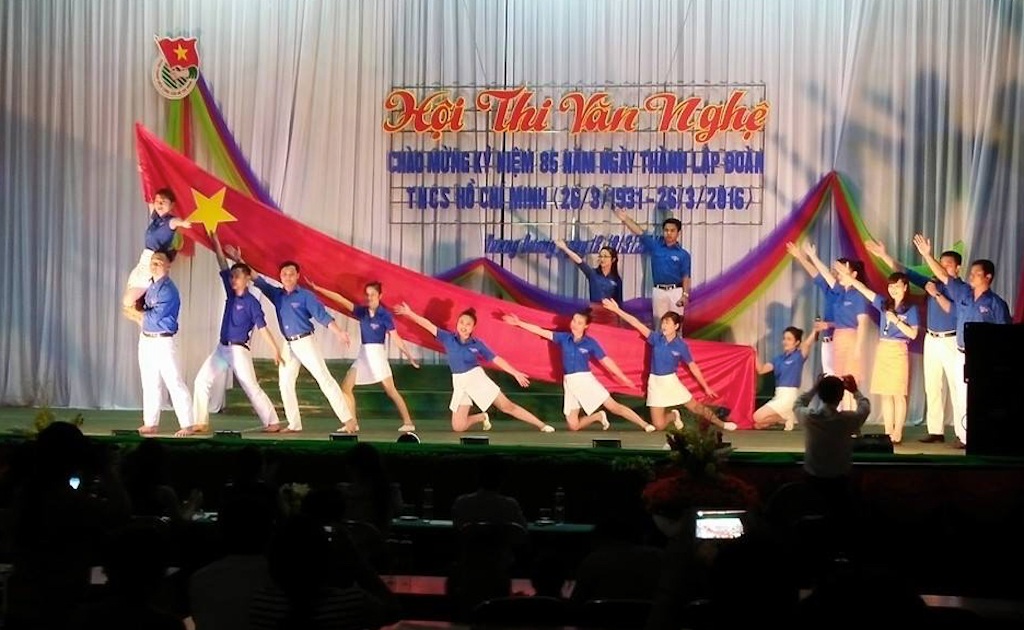 Ngoài những việc làm thiết thực, các đoàn viên thanh niên còn tham gia các hoạt động văn nghệ.