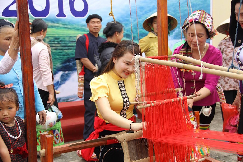 Vui hội Tến Cau Hoong - 18 Phụ nữ Thái thi dệt vải.