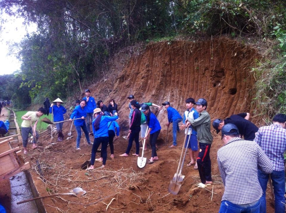 ĐVTN huyện Con Cuông ra quân ngày Chủ nhật xanh.