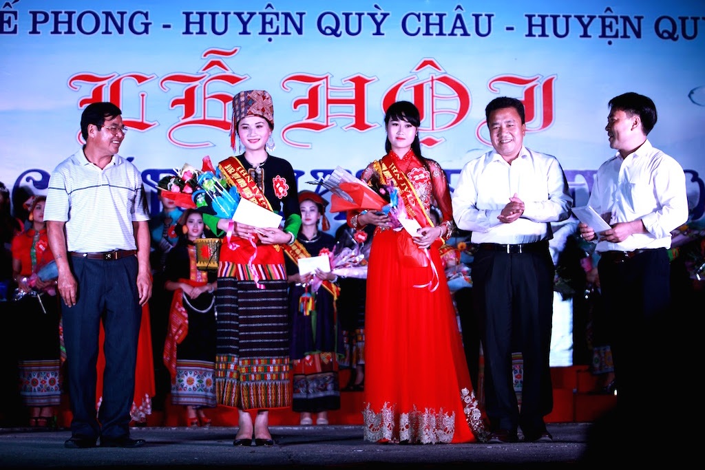 Ban tổ chức trao hai giải Nhì cho 2 thí sinh.