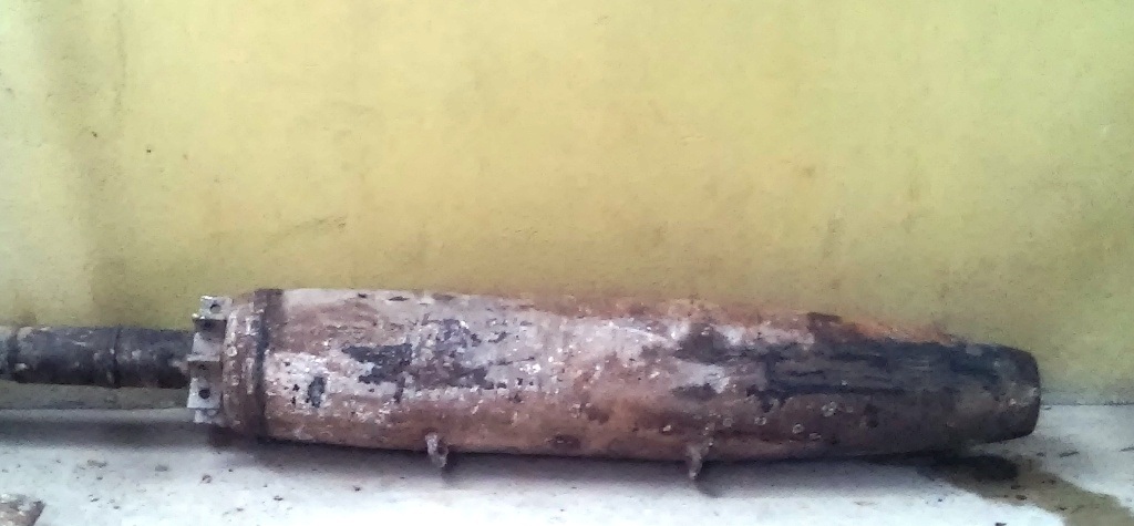 Đánh cá trên biển, ngư dân vớt được... quả bom - 2 Theo cán bộ Ban chỉ huy Quân sự huyện Diễn Châu thì nhiều khả năng đây là quả bom.