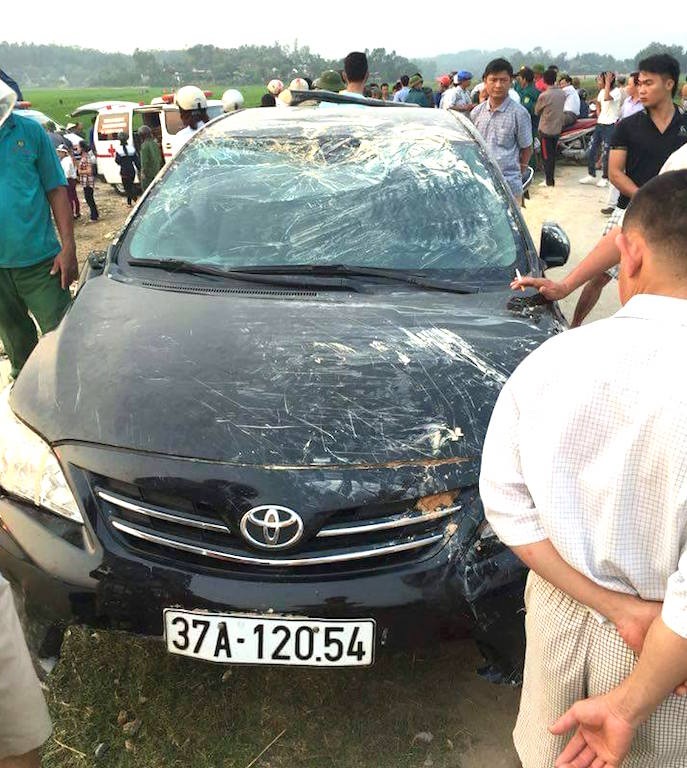Ô tô mất lái lao xuống hồ, cả tài xế và sếp ngồi trong xe tử nạn - 2 Chiếc xe chở hai người sau khi lao xuống hồ nước đã hư hỏng nặng.
