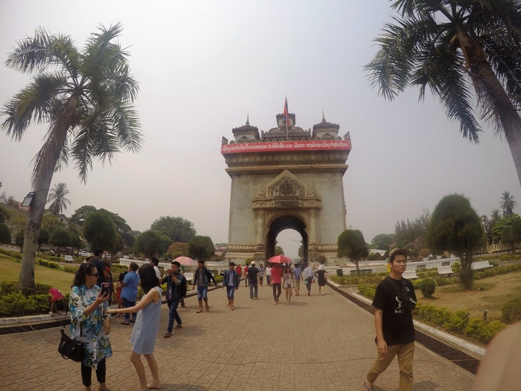 Đắm say cùng Lễ hội té nước ở "đất nước triệu Voi" - 1
Trước đây Tết Lào được tổ chức vào ngày đầu tiên của tháng Một. Tuy nhiên, thời điểm đó vào mùa đông, không thích hợp cho phong tục té nước nên ngày này đã được chuyển sang thời điểm nóng nhất trong năm. Đây cũng là thời gian ngày thường dài hơn đêm, ngày dài nhất có thể đến 14 tiếng 24 phút.