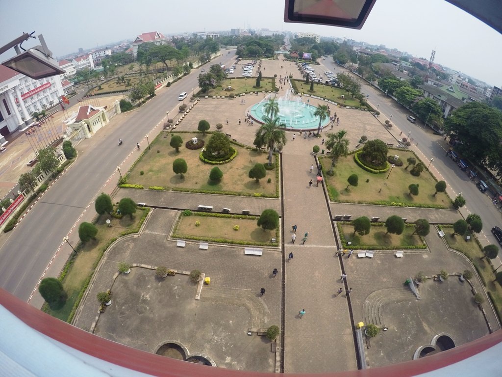 Đắm say cùng Lễ hội té nước ở "đất nước triệu Voi" - 4 Trung tâm thủ đô Viêng Chăn nhìn từ trên đỉnh tháp 5 tầng.