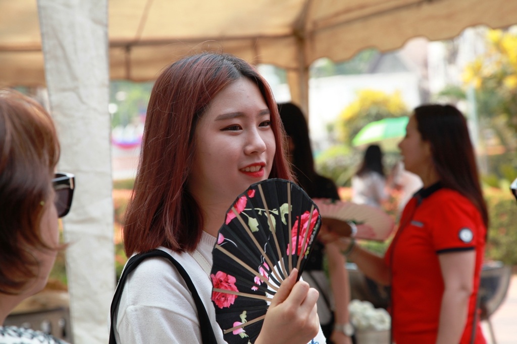 Đắm say cùng Lễ hội té nước ở "đất nước triệu Voi" - 9 Một cô gái Nhật ở lễ hội té nước ngày Tết Lào.