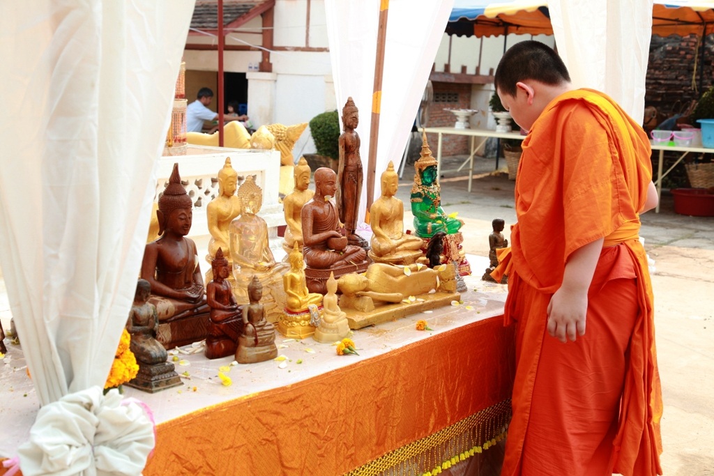 Đắm say cùng Lễ hội té nước ở "đất nước triệu Voi" - 46 Hầu hết dân chúng Lào theo Phật giáo Nam Tông. Người Ki tô giáo và Tin Lành chiếm khoảng 2% dân số. Các nhóm thiểu số tôn giáo khác bao gồm những người thực hành đức tin Baháí, Hồi giáo, Phật giáo Đại thừa, và Nho giáo. Một số lượng rất nhỏ người dân không theo tôn giáo nào.