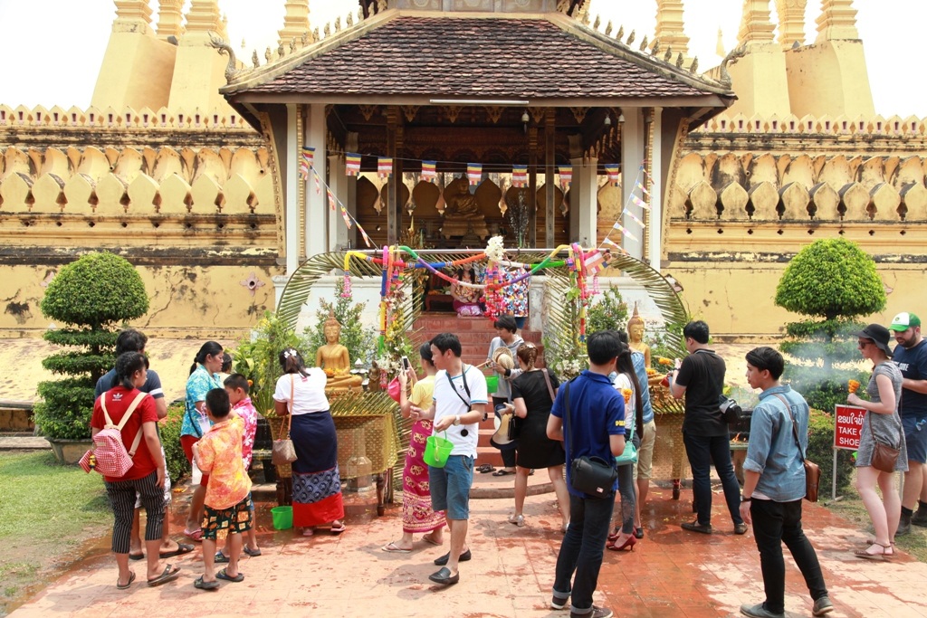 Đắm say cùng Lễ hội té nước ở "đất nước triệu Voi" - 27 Du khách thắp hương cầu năm mới tại khu tháp Thạt Luổng. Thạt Luổng hay (Pha) That Luang (Thạt Lớn trong tiếng Lào) là một thạt (stupa) Phật giáo ở Viêng Chăn, Lào. Thạt này được xây từ năm 1566 dưới triều vua Xệt-thả-thi-lạt, theo hình một nậm rượu, trên một phế tích của một ngôi đền Ấn Độ thế kỷ 13. Bên ngoài ngôi chùa được dát vàng.