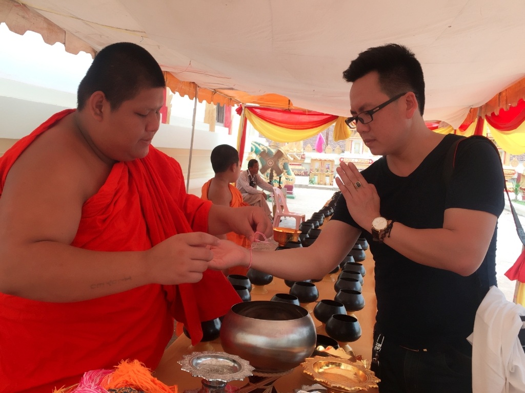 Đắm say cùng Lễ hội té nước ở "đất nước triệu Voi" - 7 Ngày tết khách đến xông nhà được chủ nhà buộc vào cổ tay một vòng chỉ xanh hoặc đỏ, biểu tượng hạnh phúc và sức khỏe.