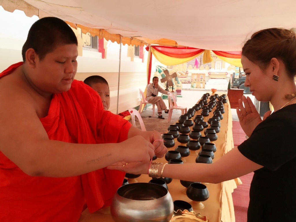 Đắm say cùng Lễ hội té nước ở "đất nước triệu Voi" - 8 Nghi thức buộc chỉ cổ tay cầu may mắn cho năm mới.