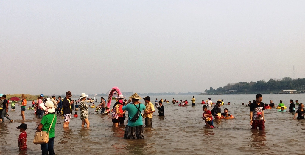 Đi tắm "biển" trên dòng Mê Kông - 7