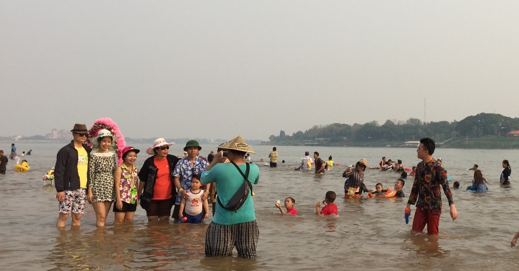 Người dân được dịp chụp ảnh kỷ niệm.