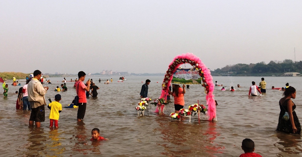 Một khung hình với dãy hoa đẹp được làm ngay dưới dòng nước sông Mê Kông để du khách chụp ảnh làm kỷ niệm.