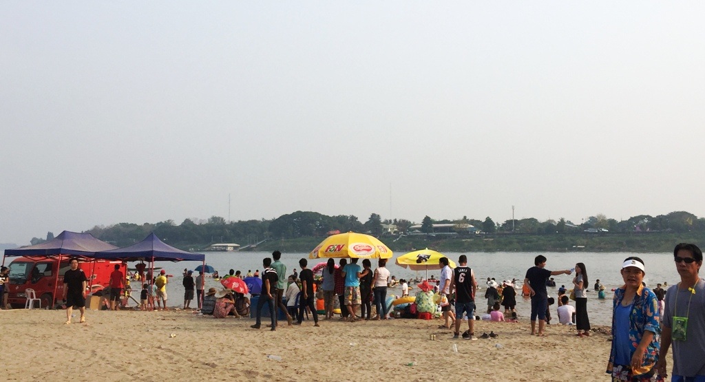 Đi tắm "biển" trên dòng Mê Kông - 6