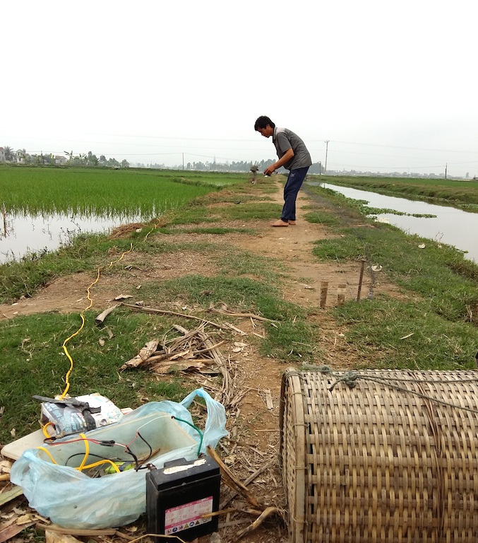 Tiếng khóc chim Én - 3 Người ta còn sắm thêm cả một bộ dàn, bao gồm ắc quy và loa phát tiếng kêu ghi sẵn của chim mồi. Để tiết kiệm chi phí có tốp thợ chỉ sử dụng điện thoại ghi lại tiếng kêu của chim én, rồi bật lên dụ con mồi đến gần sập.