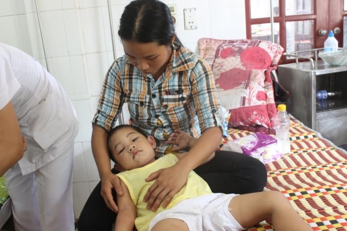 Sở Giáo dục Nghệ An trao Giấy khen đến 2 cô giáo bảo vệ 17 học sinh trước đàn ong rừng - 3 Khoảng 8h sáng ngày 14/4, khi cô giáo Phạm Thị Tuyết (46 tuổi) cùng hơn 20 em học sinh lớp mẫu giáo bé đang trong giờ học thì bất ngờ có một đàn ong rừng kéo vào trong lớp học và tấn công mọi người. Trong đó, có 17 em cùng cô giáo bị ong đốt phải nhập viện.