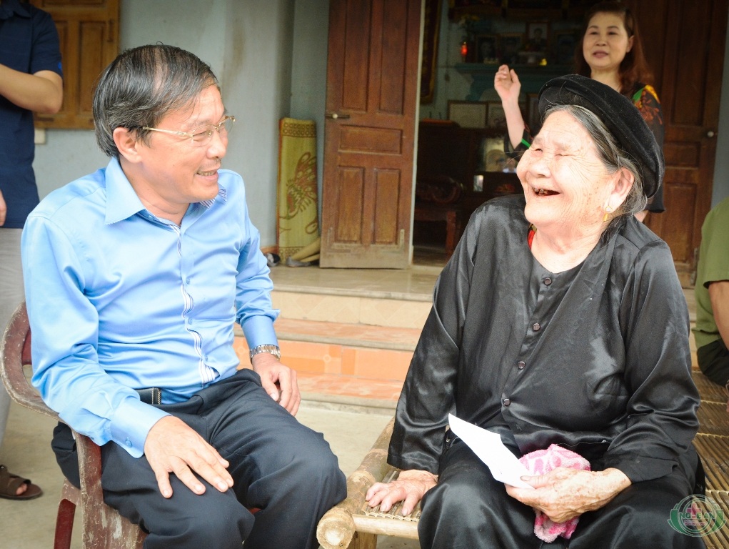 Những món quà ân tình tới các gia đình liệt sỹ hy sinh ở đảo Gạc Ma - 1 BSCKII. Nguyễn Danh Linh thăm hỏi sức khỏe mẹ VNAH Hoàng Thị Thìn, mẹ liệt sỹ Cao Đình Lương (Trung Thành, Yên Thành)
