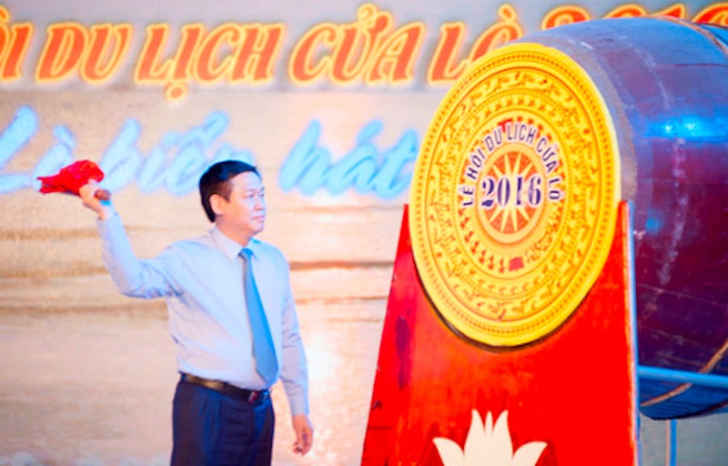 Lung linh đêm “Cửa Lò biển hát” - 1 Ông Vương Đình Huệ - Ủy viên Bộ Chính trị, Phó Thủ tướng Chính phủ đánh trống khai hội Cửa Lò biển hát 2016.
