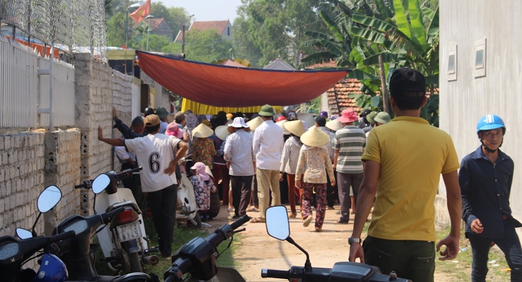 Vụ người đàn ông đổ xăng đốt cả nhà: Thêm một nạn nhân tử vong - 3
Gia đình và người dân địa phương tổ chức lễ tang cho hai vợ chồng xấu xố