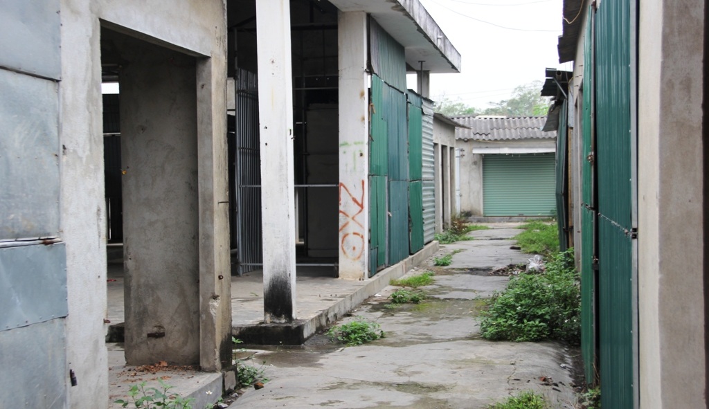 Chợ xây xong bỏ hoang cho đến nay, cỏ mọc, không một bóng người.