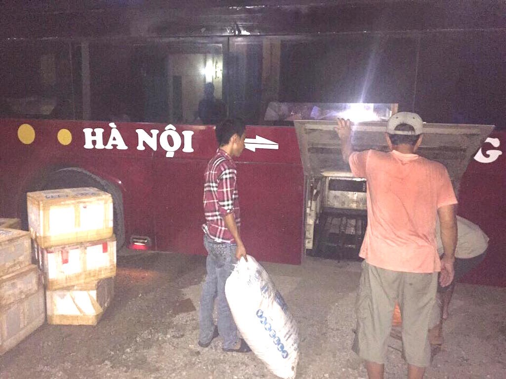 Hàng ngàn gói chè thập cẩm không xuất xứ theo xe khách ra Hà Nội - 1 Những chiếc thùng xốp được dấu trong thùng xe.