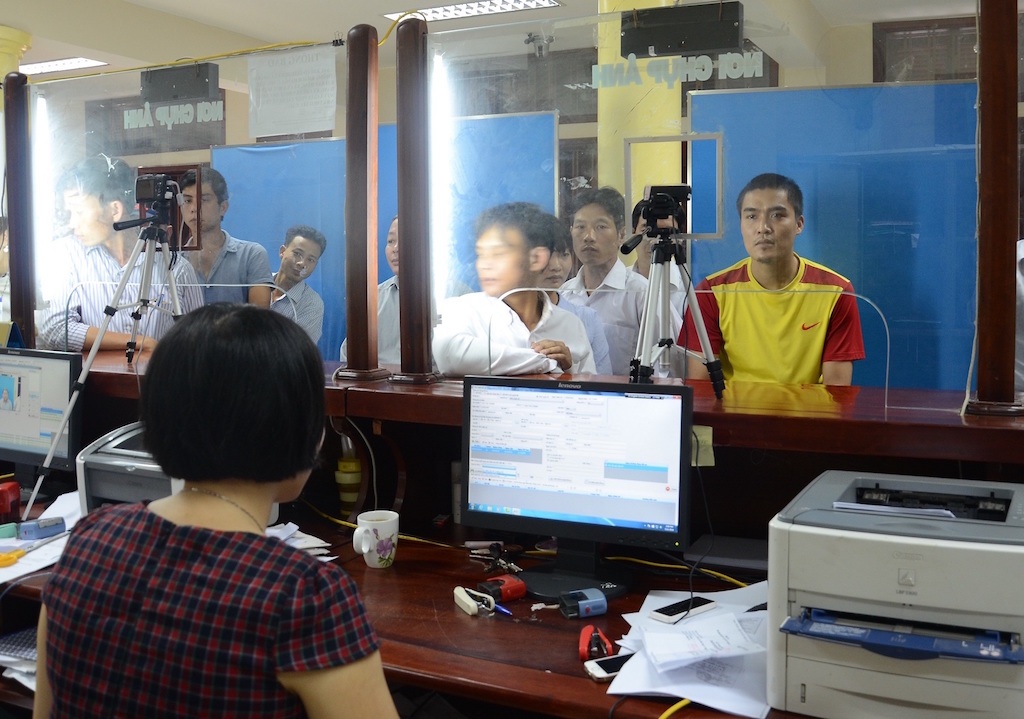 Người dân đến làm thủ tục cấp giấy phép lái xe quốc tế tại Sở GTVT Nghệ An.