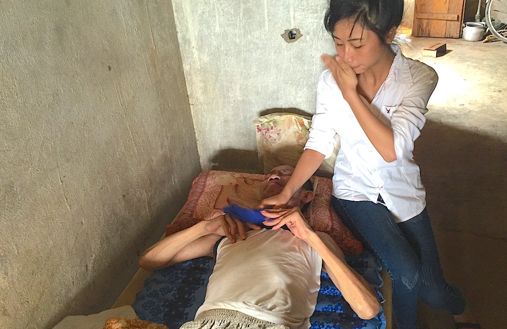 2 đứa trẻ bơ vơ trước cảnh bố bị tai biến, mẹ chết vì tai nạn - 4 Thời tiết nóng bức, hằng ngày Uyên cứ phải lấy khăn giặt rồi lau cho bố.