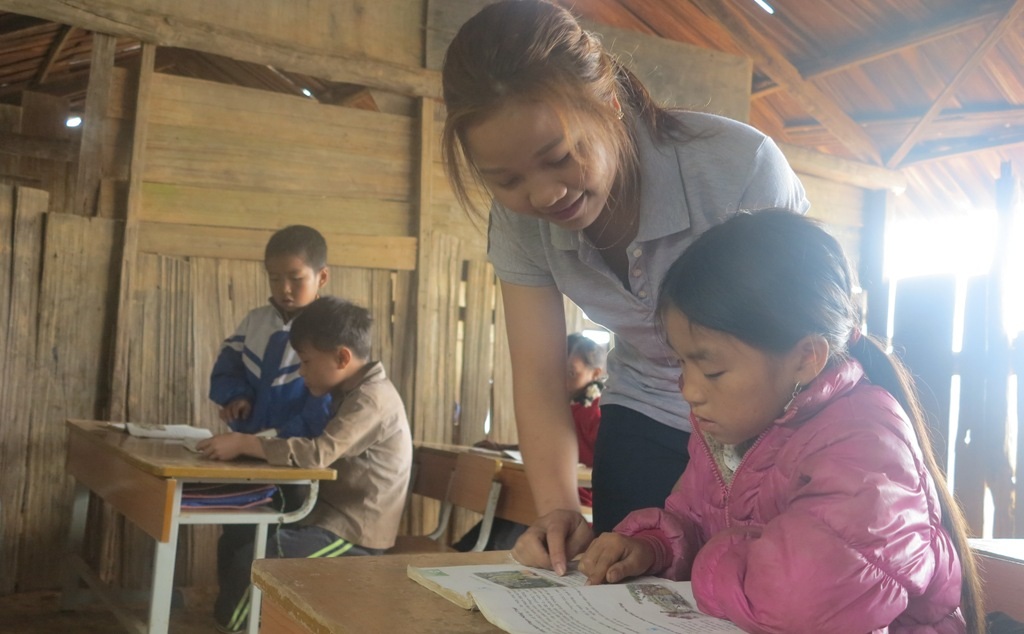 
Điểm trường có 5 lớp học với 75 học sinh, hiện tại điều kiện cơ sở vật chất vô cùng thiếu thốn nên ảnh hưởng không nhỏ đến cuộc sống, công tác dạy và học của thầy trò nơi đây.
